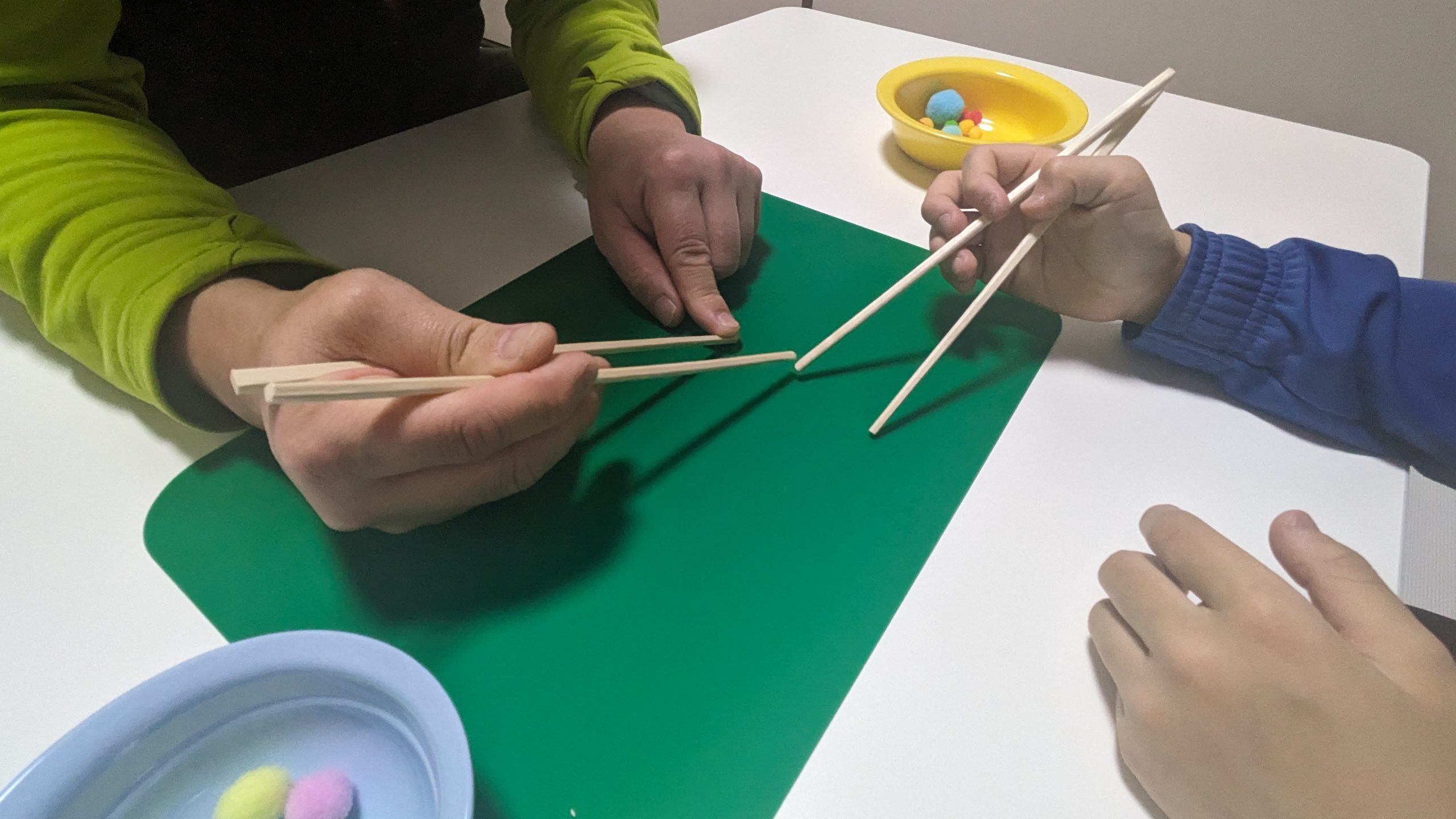 お箸の練習は指の発達段階に応じ行います。お箸を使いたがっているかも大切なポイントです。